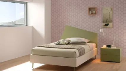 Letto a una piazza e mezza in melaminico Quarzo con testiera in laccato Flora SC122 di Moretti Compact