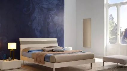Letto matrimoniale con testiera in laccato opaco SC123 di Moretti Compact