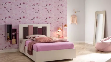 Letto ad una piazza e mezza in melaminico bianco e testiera originale con inserti in tessuto imbottito SC108 di Moretti Compact