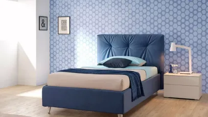 Letto a una piazza e mezza in tessuto trapuntato con testiera SC212 di Moretti Compact