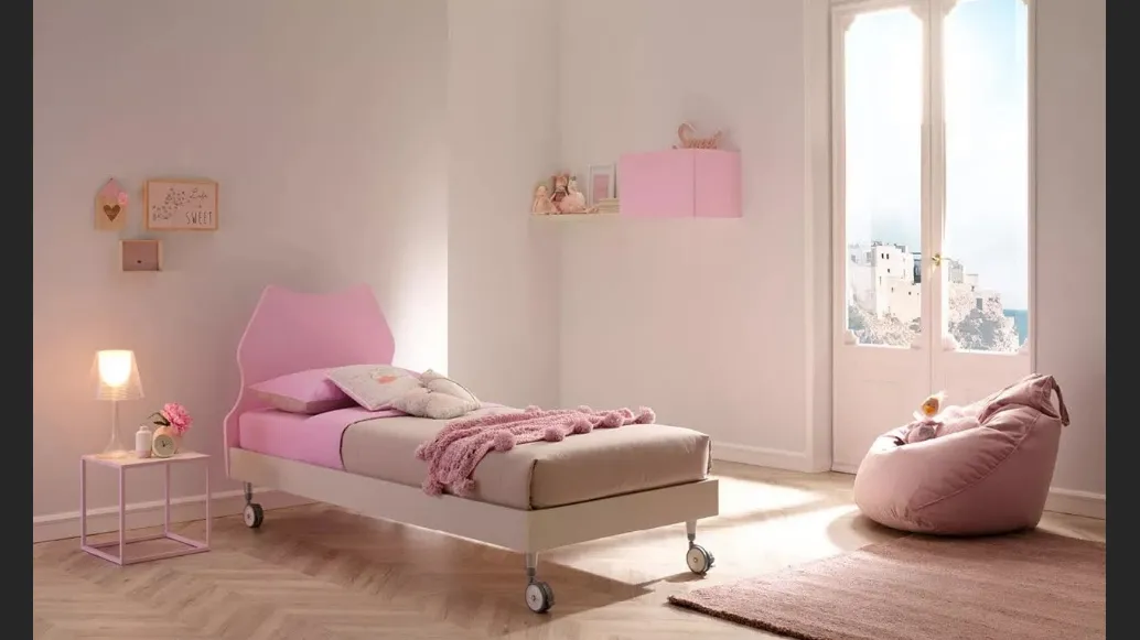 Letto singolo in nobilitato Quarzo con testiera Cat dalle linee pulite laccata Cipria e quattro comode ruote SC102 di Moretti Compact