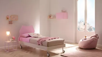 Letto singolo in nobilitato Quarzo con testiera Cat dalle linee pulite laccata Cipria e quattro comode ruote SC102 di Moretti Compact