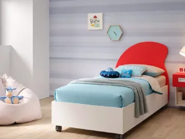 Letto singolo con contenitore SC103 in nobilitato Bianco Luce e testiera Hat in laccato Ciliegia di Moretti Compact