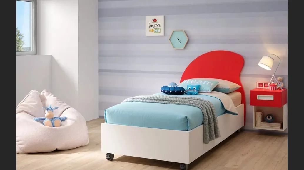 Letto singolo con contenitore SC103 in nobilitato Bianco Luce e testiera Hat in laccato Ciliegia di Moretti Compact