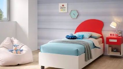 Letto singolo con contenitore SC103 in nobilitato Bianco Luce e testiera Hat in laccato Ciliegia di Moretti Compact