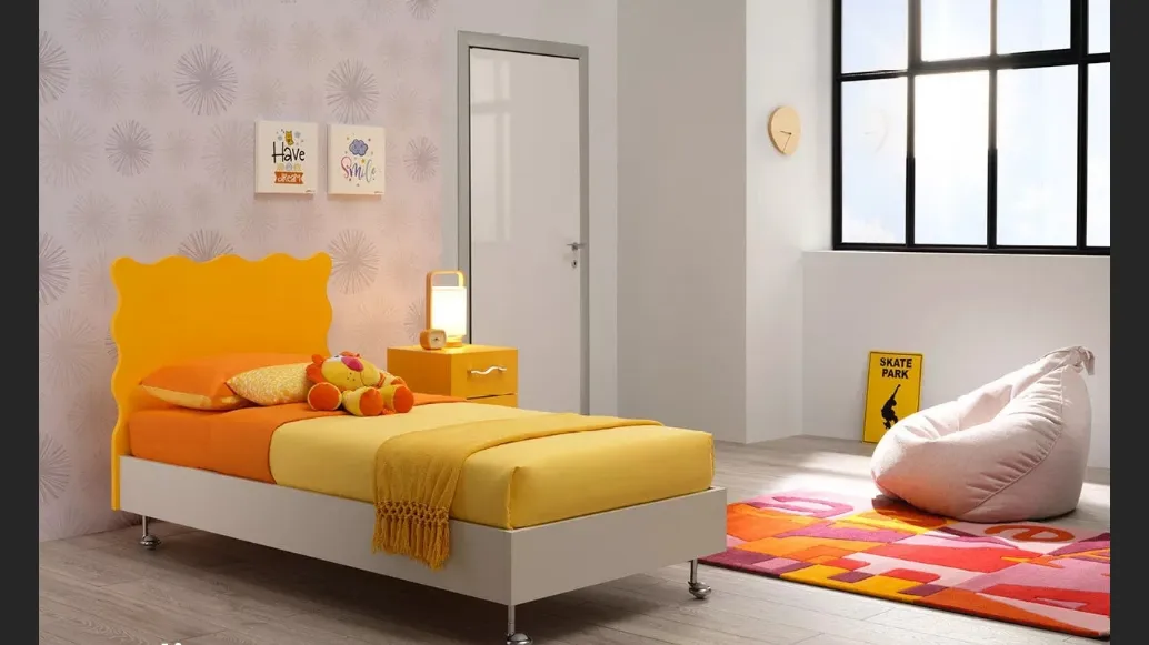 Letto singolo in nobilitato Quarzo con testiera sagomata Sponge in laccato Giallo Sole SC104 di Moretti Compact