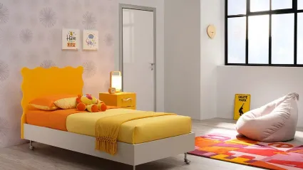 Letto singolo in nobilitato Quarzo con testiera sagomata Sponge in laccato Giallo Sole SC104 di Moretti Compact