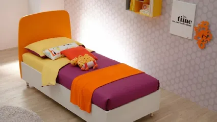 Letto singolo in nobilitato Betulla con testiera Round in laccato Carota SC106 di Moretti Compact