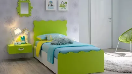 Letto singolo moderno in nobilitato Bianco Luce con testiera e pediera sagomate in laccato Verde Cedro SC109 di Moretti Compact