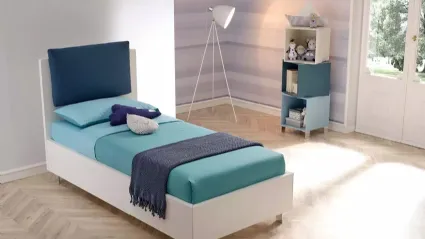 Letto moderno in nobilitato Bianco Luce con testiera  Plane Pillow parzialmente rivestita in tessuto imbottito SC117 di Moretti Compact