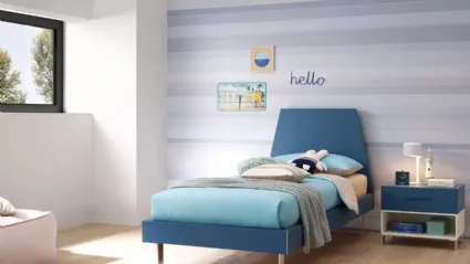 Letto in laccato Blu Navy con testiera Peak e piedini in metallo SC119 di Moretti Compact