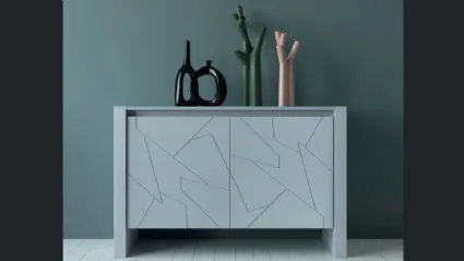 Madia Diagona Art 1751 con ante intagliate in legno laccato grigio di Fratelli Mirandola