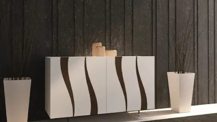 Madia Flame in laccato bianco opaco con inserti in rovere scuro di Fratelli Mirandola