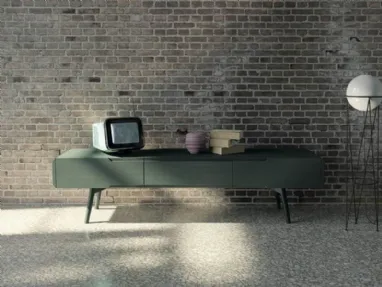 Mobile porta TV Dolce Vita in legno massello di abete laccato di Fratelli Mirandola