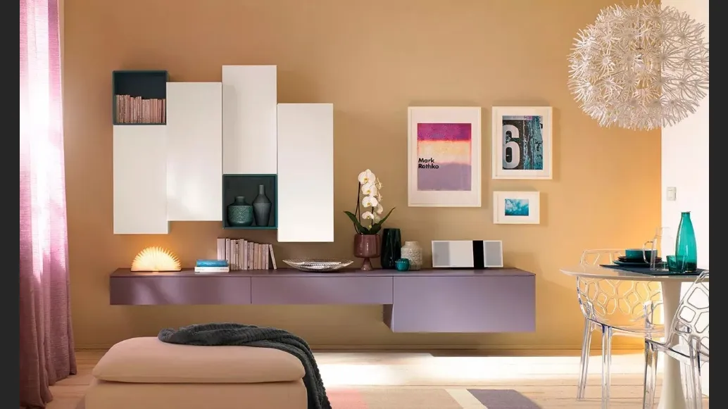 Parete attrezzata a 4 ante sfasate in laminato frassino bianco, 2 vani giorno color pavone e base sospesa LV101 di Moretti Compact