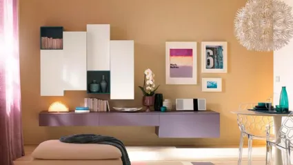 Parete attrezzata a 4 ante sfasate in laminato frassino bianco, 2 vani giorno color pavone e base sospesa LV101 di Moretti Compact
