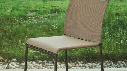 Sedia impilabile Lola Outdoor con struttura in acciaio laccato per esterno con rivestimento in Texplast di Ingenia