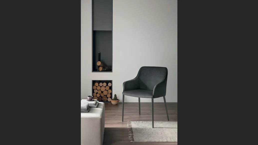 Sedia con braccioli Lilium poltroncina in tessuto con gambe in metallo antracite di Sedit