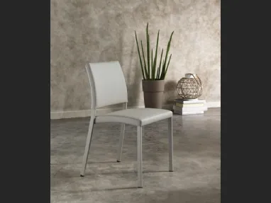 Sedia impilabile Sally in ecopelle imbottita con gambe in metallo verniciato di Stones