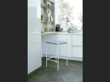 Sgabello in metallo bianco gesso con seduta in ecopelle July di Sedit