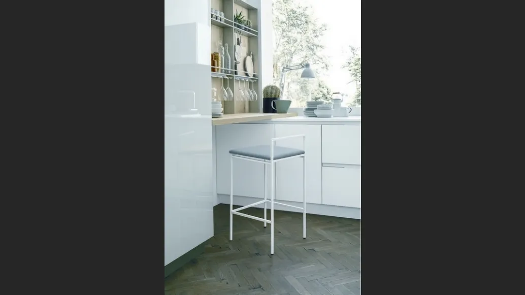 Sgabello in metallo bianco gesso con seduta in ecopelle July di Sedit
