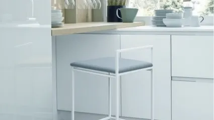 Sgabello in metallo bianco gesso con seduta in ecopelle July di Sedit