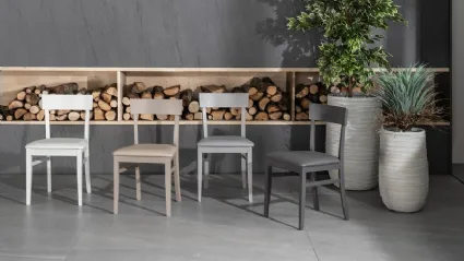 Sedia con struttura in legno di faggio laccato con seduta in ecopelle imbottita Monaco di Stones