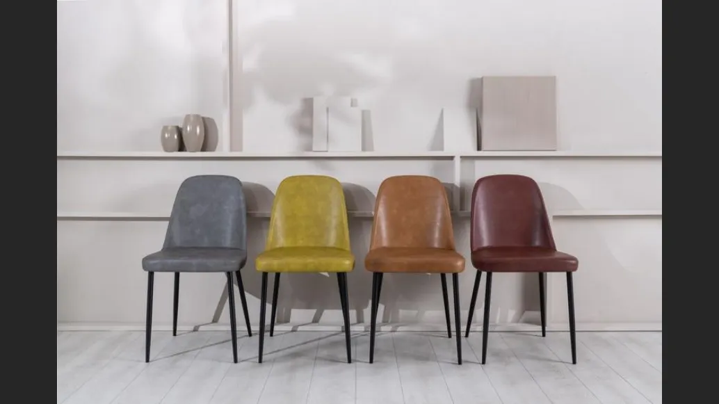 Sedia Tamara con seduta e schienale rivestiti in soft touch con gambe in metallo di Stones