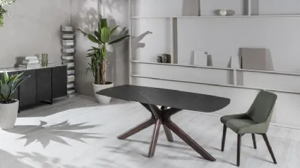 Tavolo Gemini con top in ceramica marmo nero e base in massello di noce di Stones