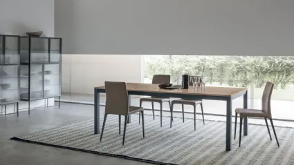 Tavolo allungabile Infinity con piano in materico rovere sabbia e base in laccato opaco di Tomasella