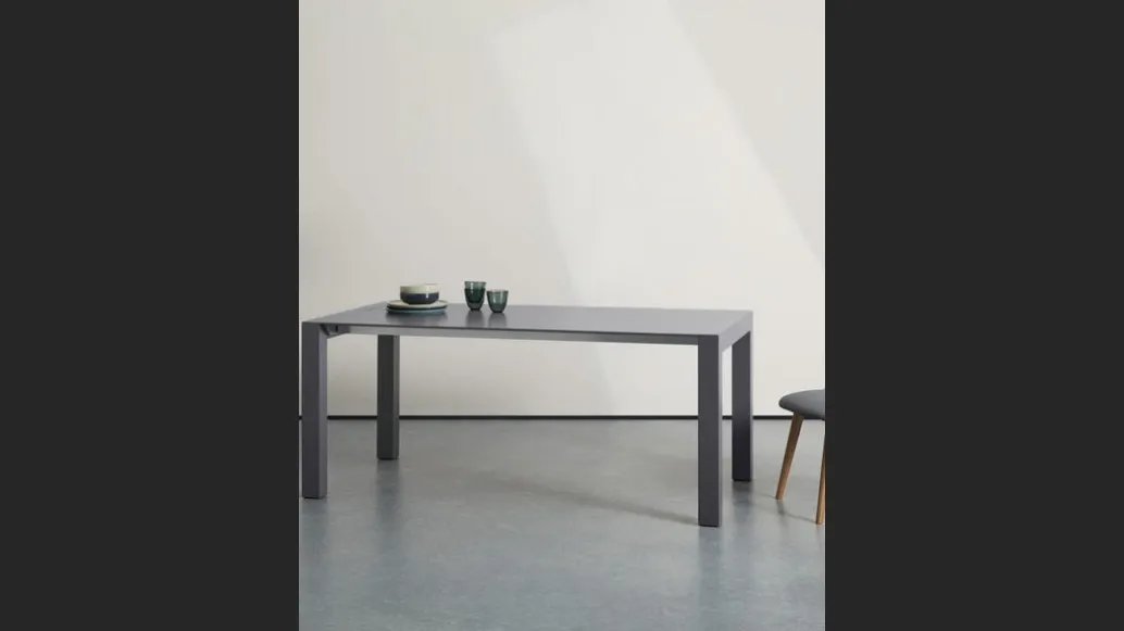 Tavolo Neal in MDF noce di Stones