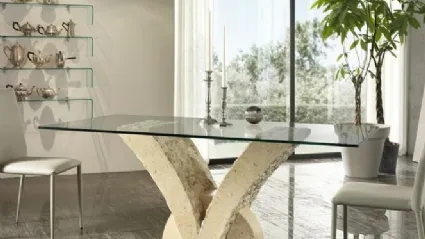 Tavolo con base scultorea in pietra fossile e top in vetro temprato Papillon di Stones