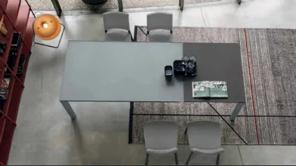 Tavolo allungabile Space con top in vetro carta da zucchero satinato e struttura in metallo carta da zucchero di Sedit