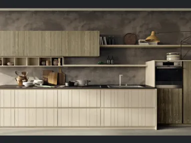 Cucina Moderna lineare in legno di abete con ante dogate verticalmente a larghezza differenziata New Step 01 di Fratelli Mirandola