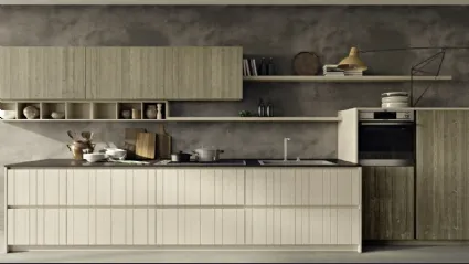 Cucina Moderna lineare in legno di abete con ante dogate verticalmente a larghezza differenziata New Step 01 di Fratelli Mirandola